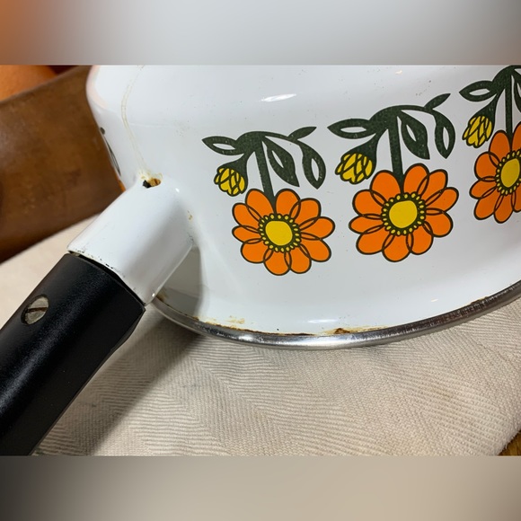 Vintage Enamelware Saucepan With Groovy Floral Print - Picture 5 of 5